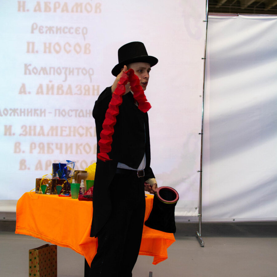 Animator Magik podczas programu dla dzieci