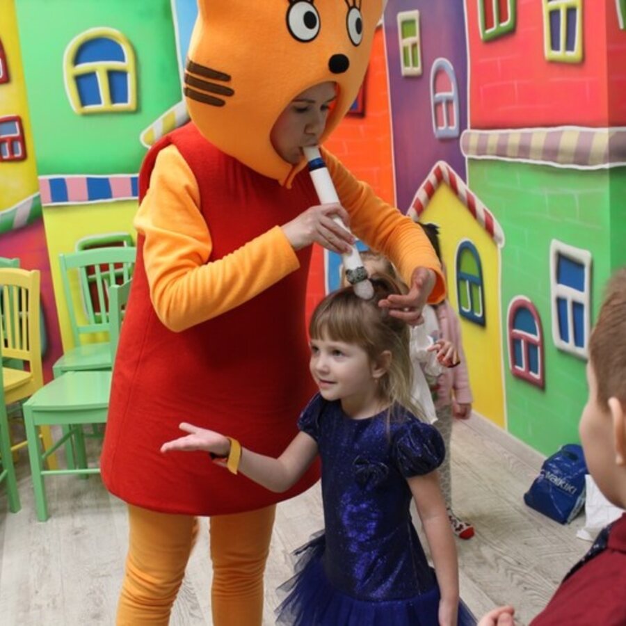 Animator Trzy Koty podczas programu dla dzieci