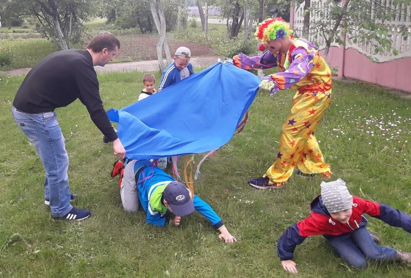 Animator Klaun podczas programu dla dzieci