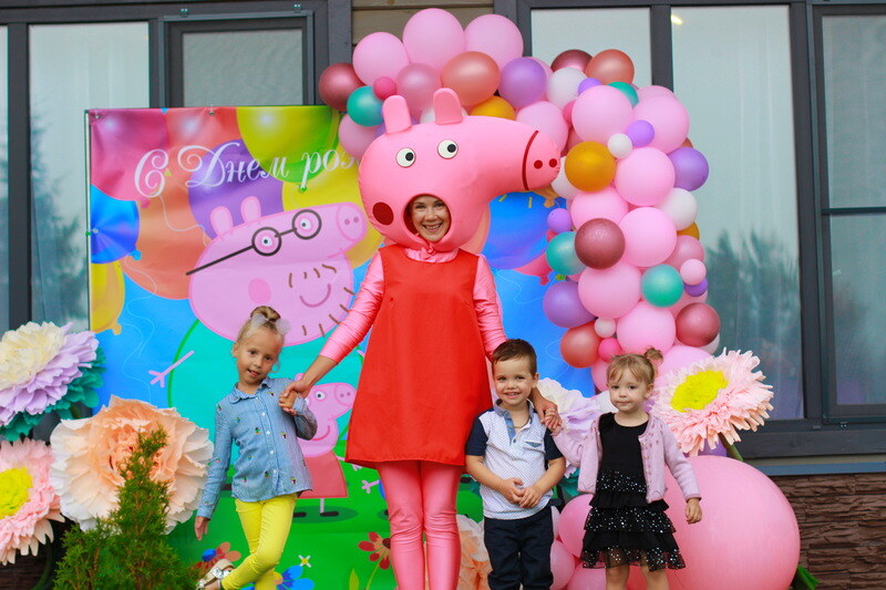 Animator Świnka Peppa podczas programu dla dzieci